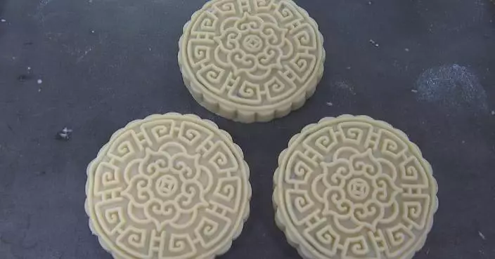 Chinese consumers turn to healthier, simply packaged mooncakes