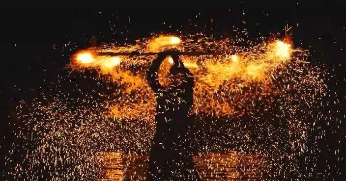 Dazzling charcoal sparks dance provides visual fest for visitors in China&#8217;s Anhui