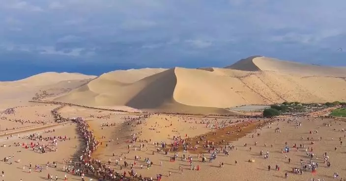 Northwest China&#8217;s Dunhuang sees surge in visitors during Mid-Autumn holiday