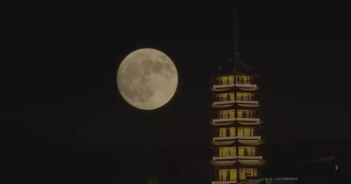 Stunning full moon, surging tidal bore captivate spectators in Zhejiang