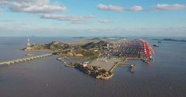 European vlogger explores China&#8217;s biggest automated container terminal