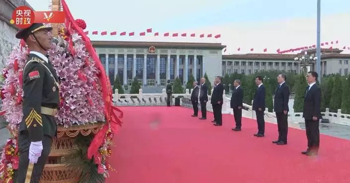 Xi, other leaders present flower baskets to pay tribute to fallen heroes