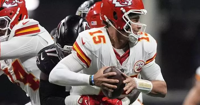 Mahomes throws 2 touchdown passes and the Chiefs&#8217; defense preserves a 22-17 win over the Falcons