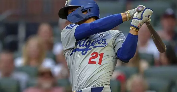 Betts has tiebreaking RBI single in seven-run 9th inning as Dodgers beat Braves 9-2