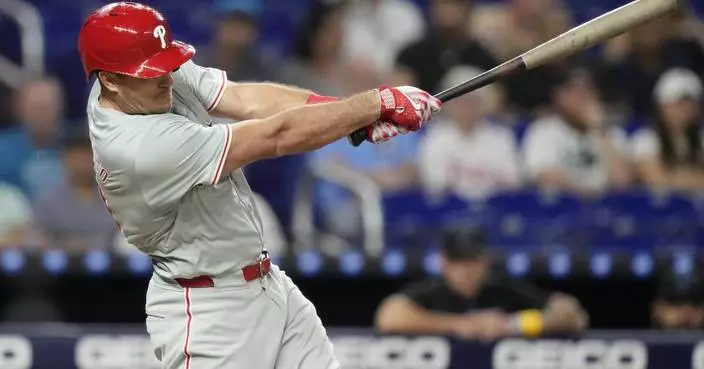 Phillies' J.T. Realmuto leaves in 4th inning, 2 innings after fouling pitch off left knee