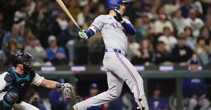 Lowe plates winning run during 3-run 8th and Rangers rally to beat Mariners 5-4 in Rocker&#8217;s debut