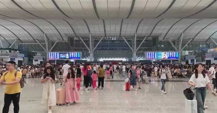 Chinese travelers on the move for National Day holiday