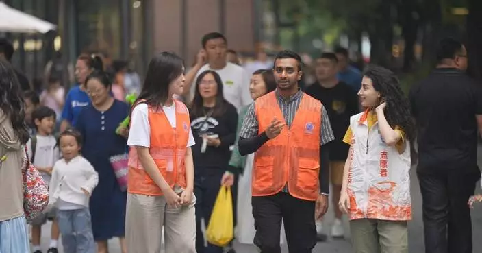 Foreign volunteers on hand to assist tourists in Beijing