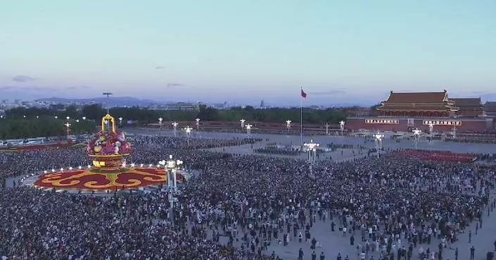 Beijing holds flag-raising ceremony on National Day