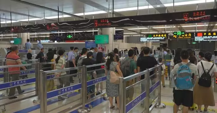 Routes linking Chinese mainland to HK busy with travelers during National Day holiday