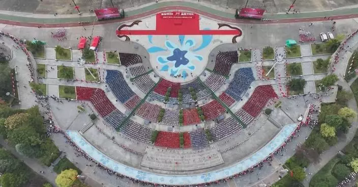 Chinese people sing patriotic songs to celebrate National Day