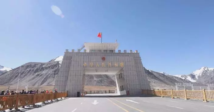 China&#8217;s highest land port sees influx of tourists celebrating National Day holiday