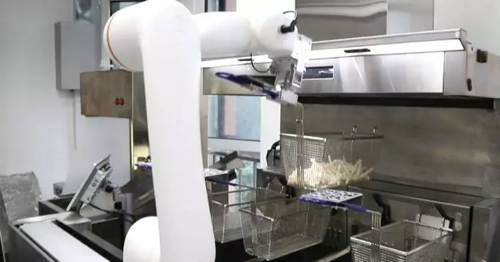 Beijing grants first catering business license to robot chefs