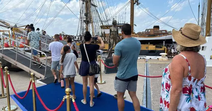 Visitors line up to board Amerigo Vespucci in Darwin by ANSA in collaboration with Difesa Servizi