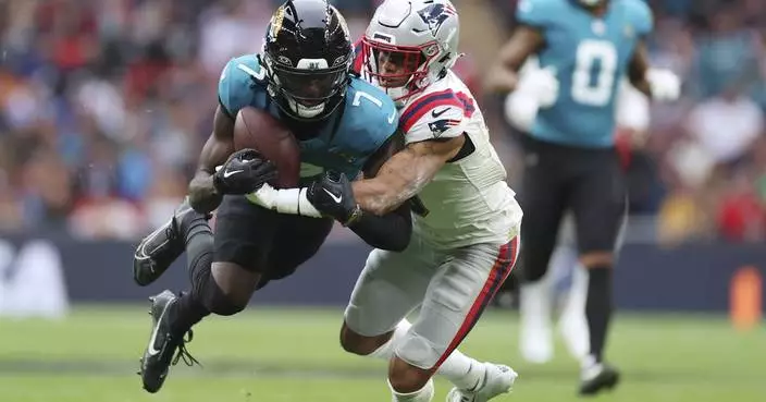 Bigsby scores 2 TDs as Jaguars show fight in 32-16 win over Patriots in London