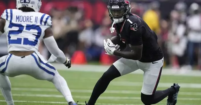 Stefon Diggs leaves Texans game against Colts with non-contact knee injury in third quarter