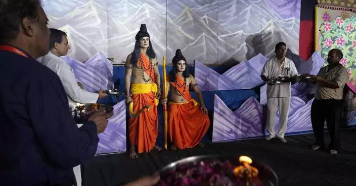 AP PHOTOS: Performers bring Hindu gods to life in the Ramleela