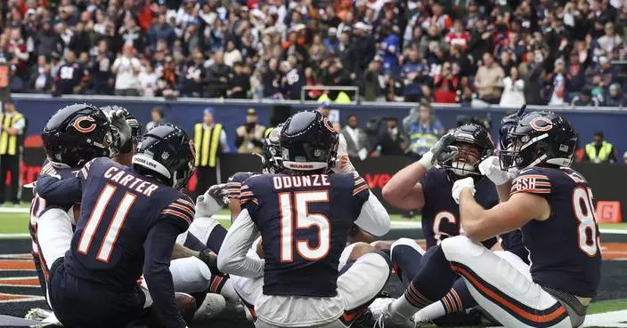 Williams throws 4 TDs and TE Kmet handles long snaps for Bears in 35-16 rout of Jaguars in London