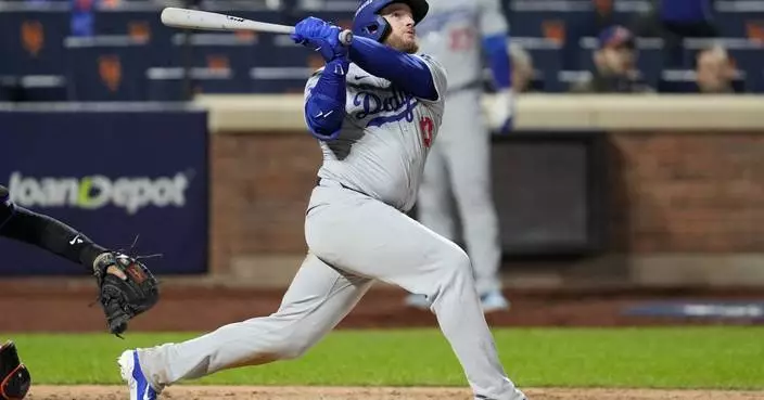 Max Muncy becomes first player to reach in 12 straight plate appearances in single postseason