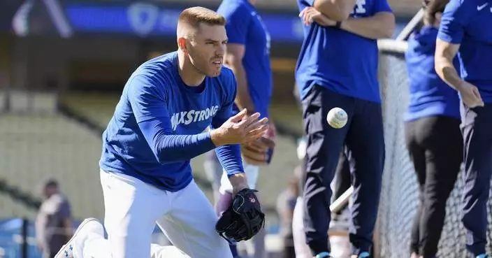 Dodgers' Freddie Freeman leaves Game 2 of NLDS with ankle discomfort