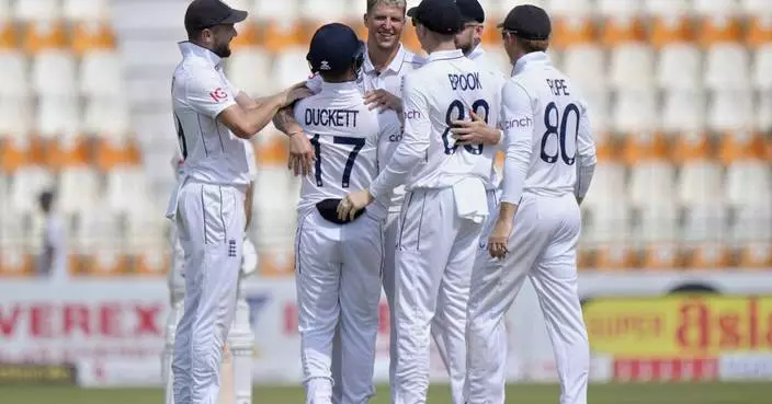 Pakistan moves to 397-6 on 2nd morning of 1st test against England