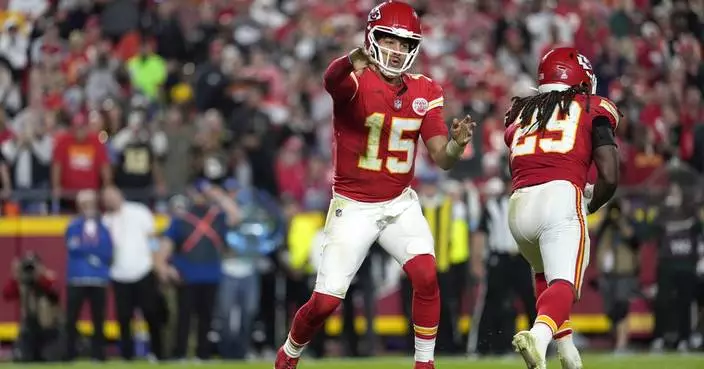 Patrick Mahomes throws for 331 yards, Derek Carr hurt as Chiefs shut down Saints for 26-13 victory