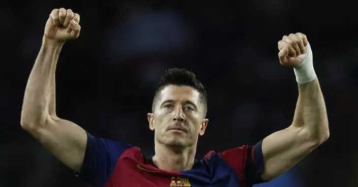 Lewandowski extends scoring streak as Barcelona routs Sevilla ahead of &#8216;clasico&#8217; against Real Madrid