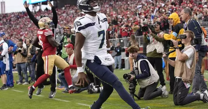 Geno Smith's late TD run leads the Seahawks past the 49ers 20-17