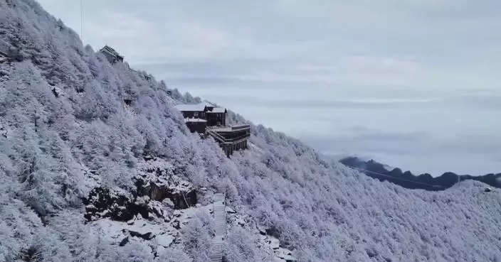 Snowfall turns Taibai Mountain into silver-wrapped wonderland