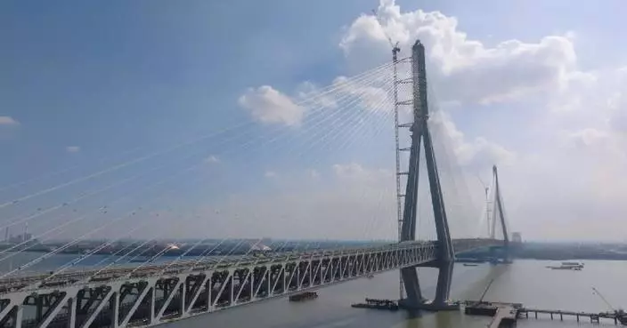 Mega cable-stayed bridge on Yangtze River completes steel bridge deck pavement