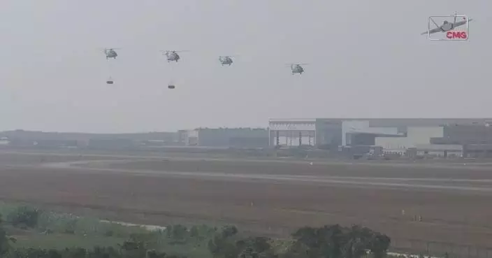 Chinese navy helicopters perform formation flight at Zhuhai airshow