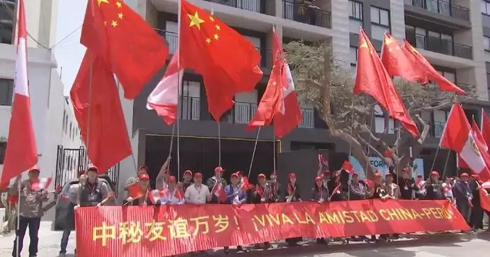 Locals gather to welcome President Xi in Lima