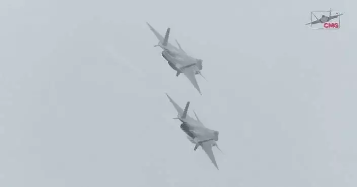 Chinese, Russian stealth fighters stage flying stunts at Airshow China