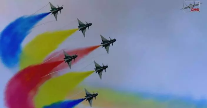 Breathtaking performances by China&#8217;s aerobatic teams thrill thousands at Zhuhai Airshow