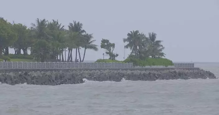 Typhoon Man-yi approaches Hainan, disrupting sea traffic of east, south China