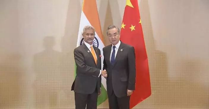 Chinese, Indian FMs meet on bilateral ties