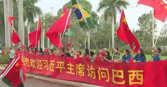 People welcome Xi on his way to hotel in Brasilia