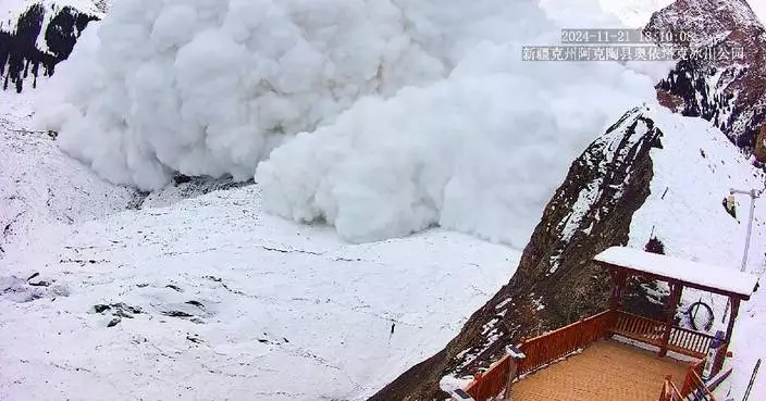 Stunning footage from Xinjiang shows massive avalanche engulfs valley in seconds