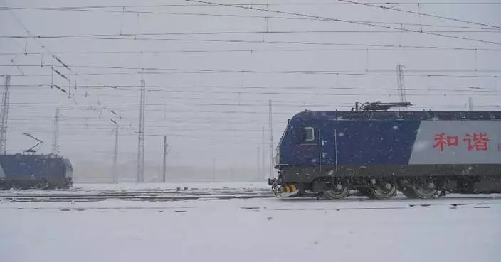 Cold front brings heavy snow to northern China, disrupting traffic