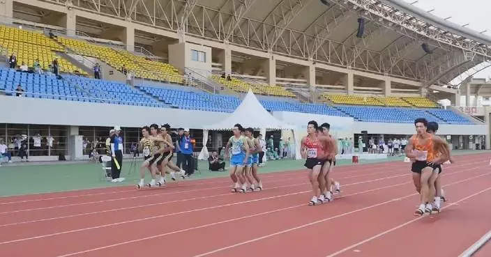 Chinese traditional board-shoe racing highlights collaborative spirit