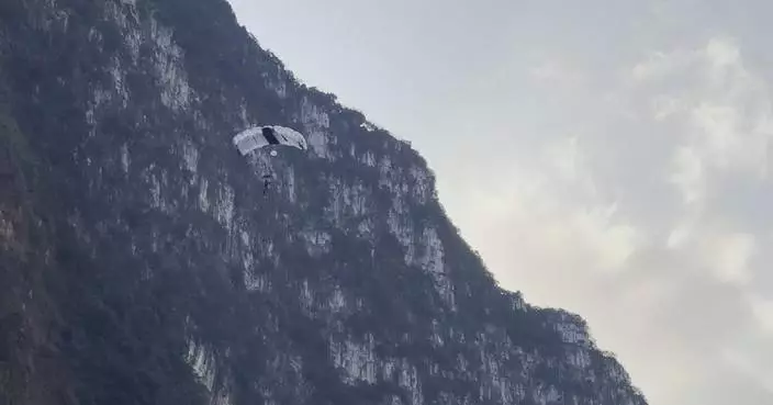 Skydivers wow spectators with thrilling stunts in China&#8217;s Yunnan