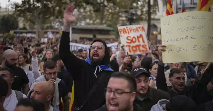 Tens of thousands of Spaniards demand the resignation of Valencia leader for bungling flood response