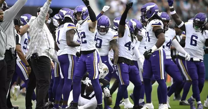 Vikings visit woeful Titans, looking to stay perfect against AFC this season