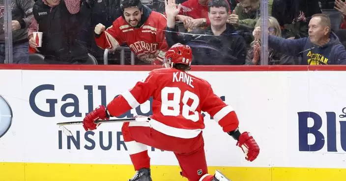 Patrick Kane scores go-ahead goal and Red Wings down Flyers 6-4