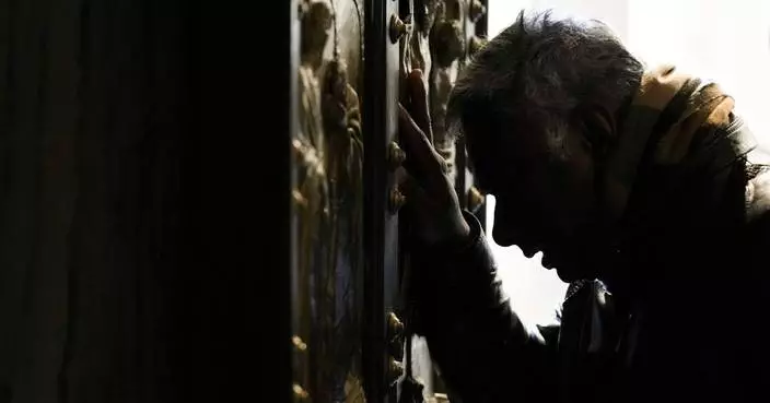 Pilgrims traverse Vatican Holy Door as Christmas marks the start of the 2025 Holy Year