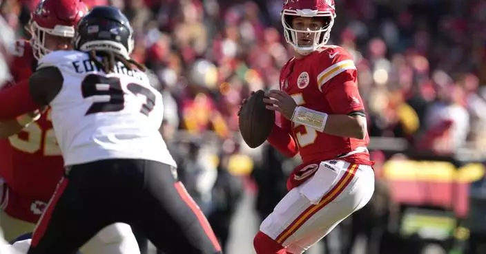 Mahomes throws for TD and runs for score as Chiefs beat Texans 27-19 to close in on No. 1 seed