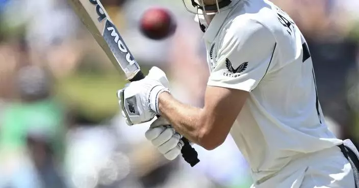 New Zealand's last wicket pair resists before England reaches 54-2 at lunch on day 2, 3rd test