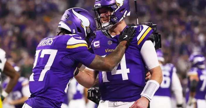 Darnold gives Vikings another gem with career-high 377 yards in 27-25 win over Packers