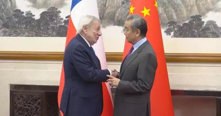 Chinese foreign minister holds talks with Chilean counterpart on relations