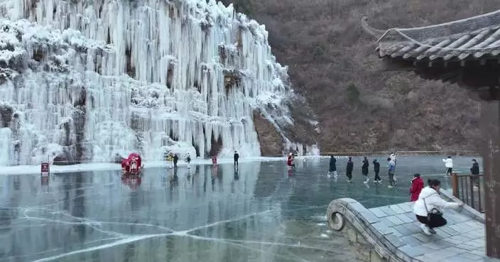 Spectacular icicles in Taihang Mountains in north China captivate tourists